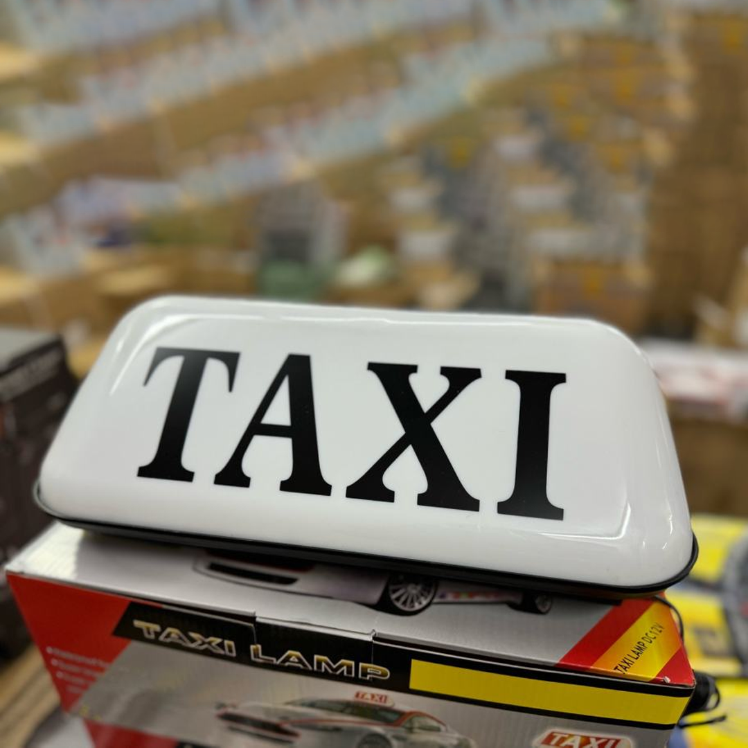 Znak TAXI na dachu