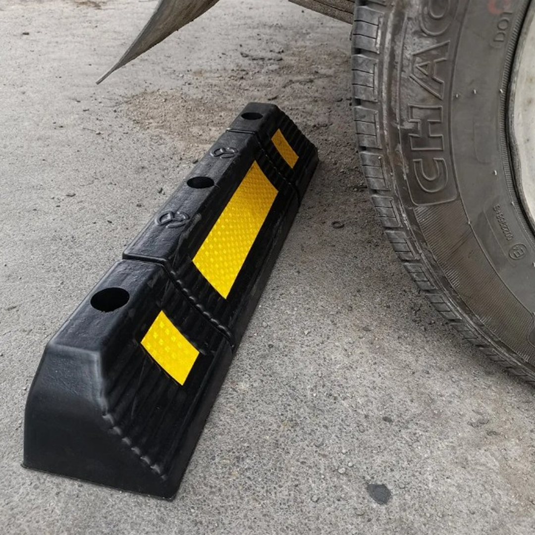 Gumowy ogranicznik koła samochodu / Bariera parkingowa